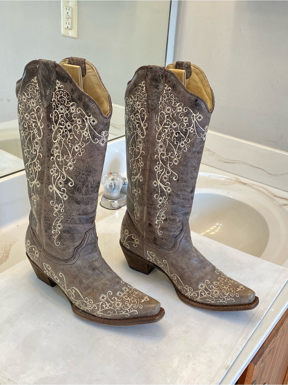 Vintage corral crater brown embroidered boots size 7M good condition clean
